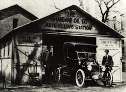 Makeshift gas station in 1900's. Image courtesy of John Jakle.