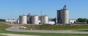 The Siouxland ethanol plant west of Jackson, Nebraska. An invention at UW–Madison may improve fermentation results while reducing the hazard of antibiotic resistance. PHOTO: AMMODRAMUS/WIKIMEDIA COMMONS - See more at: http://news.wisc.edu/food-scientist-aiding-fuel-ethanol-with-new-engineered-bacteria/#sthash.cZfk0sBM.dpuf